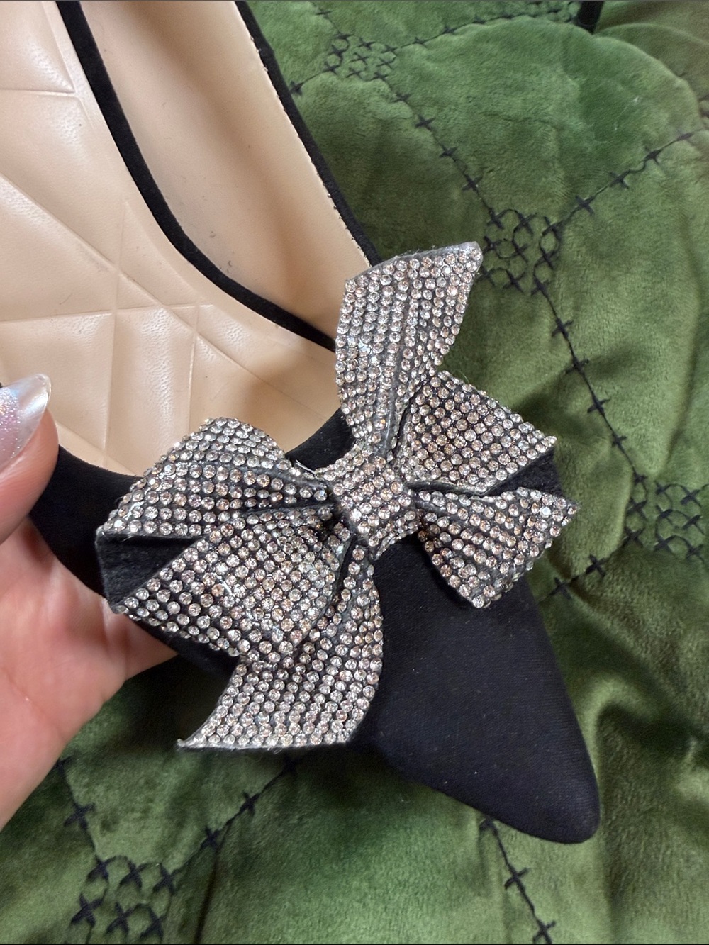 Journee Collection Black Pointed Toe Pumps with Crystal Bow Accent - Picture 5 of 6